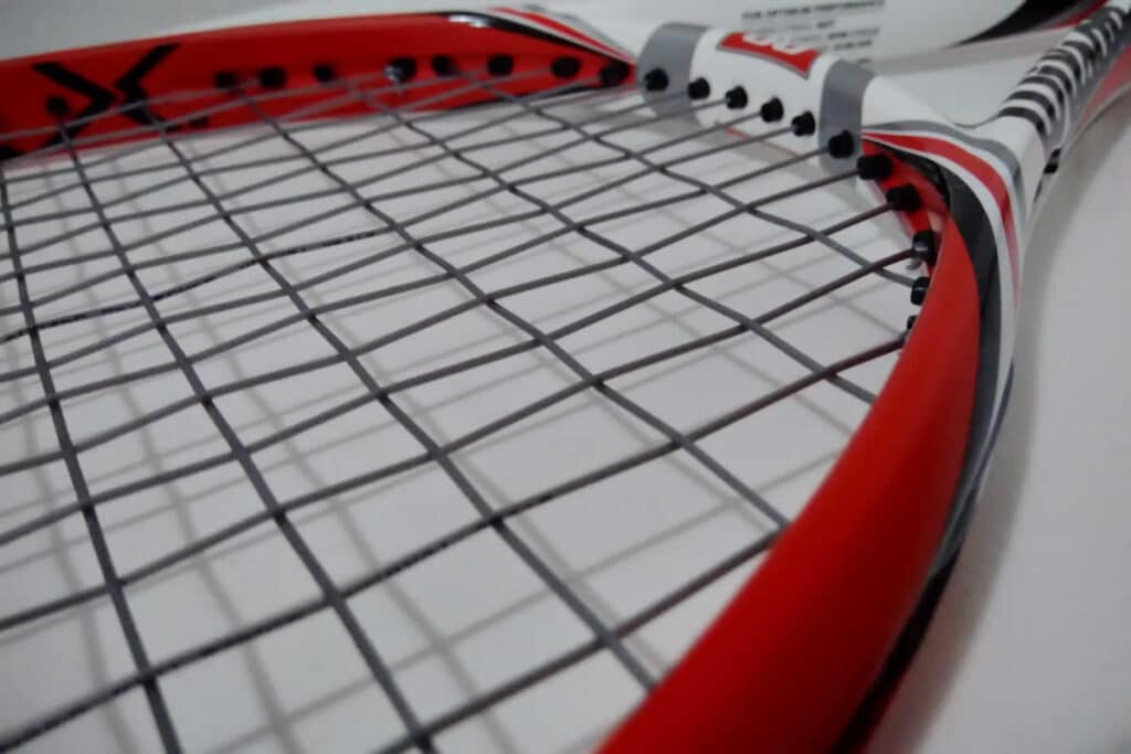 raquete-de-tenis-encordoada-focando-na-corda-1024x683-1 O Guia Definitivo para Manutenção de Raquetes de Tênis – Dicas Essenciais para Desempenho e Durabilidade