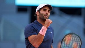 Benjamin Hassan se emociona após encontro com Roger Federer em Dubai